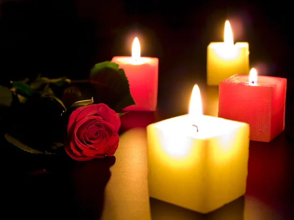 Rosa com velas — Fotografia de Stock