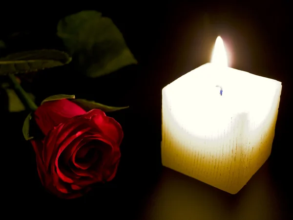 Kerze und rote Rose — Stockfoto