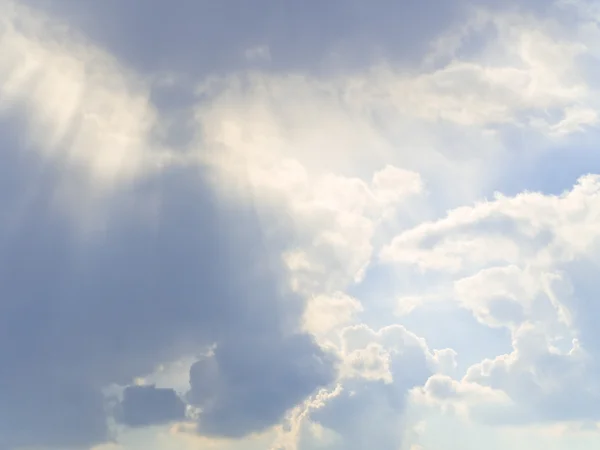 Солнечный свет сквозь облака — стоковое фото