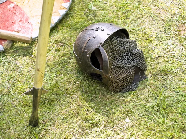 Рыцарский металлический шлем — стоковое фото
