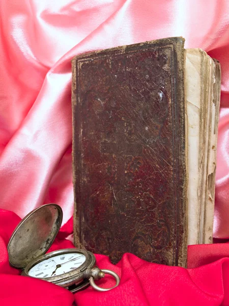 오래 된 시계와 책 — 스톡 사진