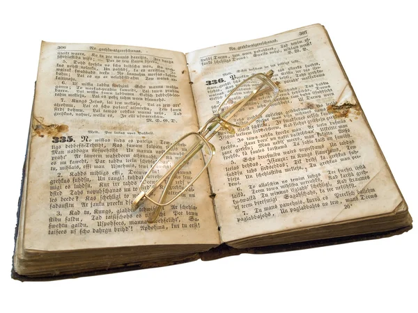 Livro velho com óculos — Fotografia de Stock