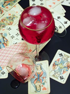 kırık cam, buz ve kartları ile şarap