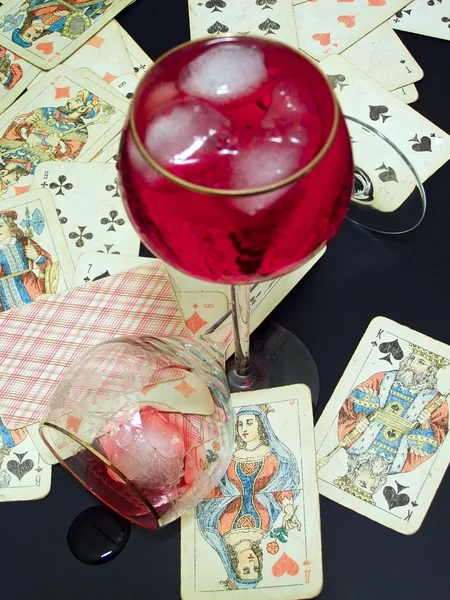 Σπασμένο γυαλί, κρασί με πάγο και κάρτες — Φωτογραφία Αρχείου