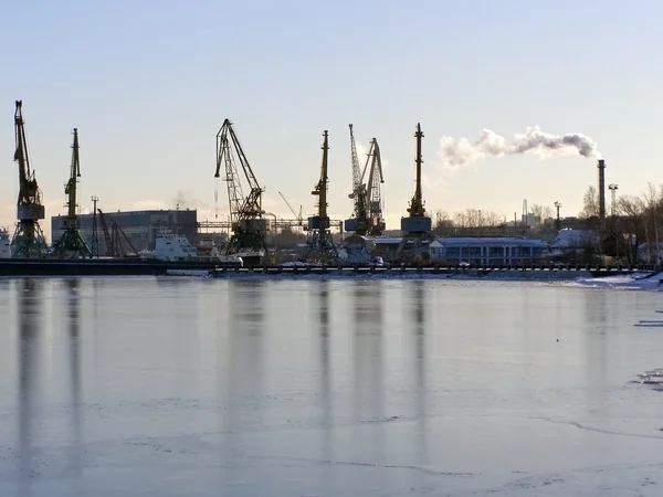 Зимний промышленный порт — стоковое фото