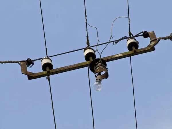 Gatan ledningar med lampa — Stockfoto