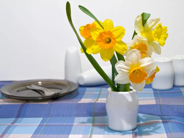 Narcissus en serviesgoed — Stockfoto