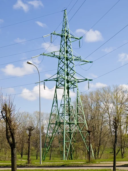 Torre de eletricidade em árvores — Fotografia de Stock