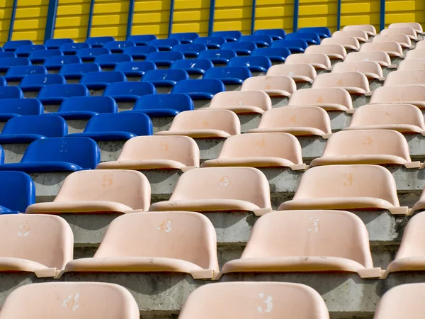 Reihen Stadionsitze — Stockfoto