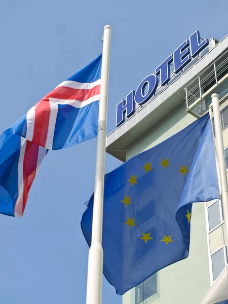 Zászlók szálloda közelében — Stock Fotó