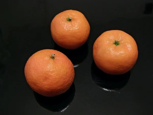 Três mandarinas — Fotografia de Stock
