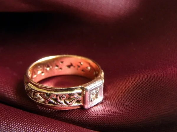 Złoty pierścień — Zdjęcie stockowe