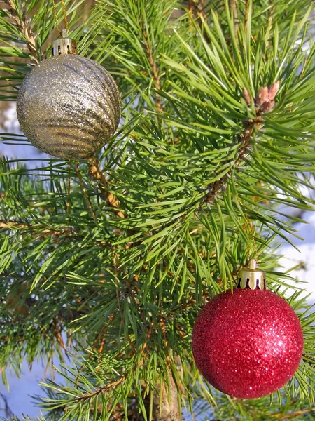 Weihnachtskugeln am Baum — Stockfoto