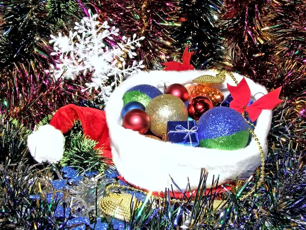 Chapéu de Natal em guirlandas — Fotografia de Stock