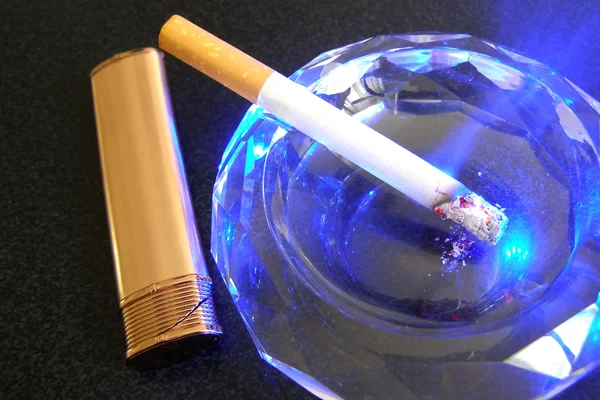Cigarett och lättare — Stockfoto
