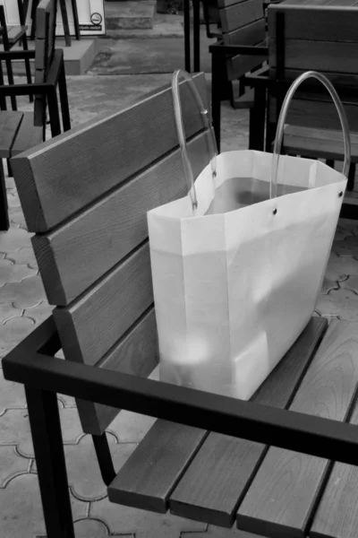 Sandalyenin üzerinde çanta — Stok fotoğraf