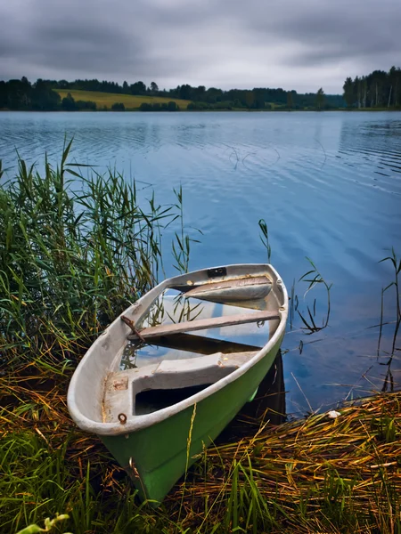 Boat at the lake — Stock Photo, Image