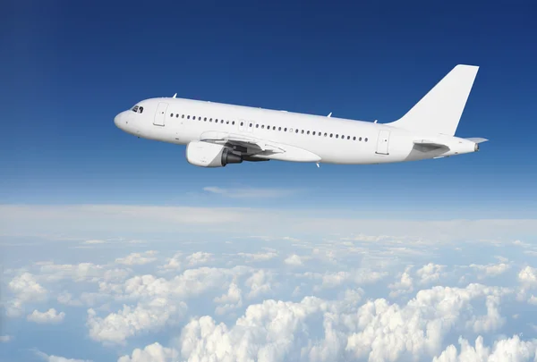 Avião no céu - Avião de passageiros — Fotografia de Stock