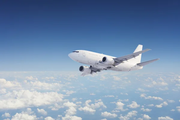 Самолет в небе - Passenger Airliner — стоковое фото