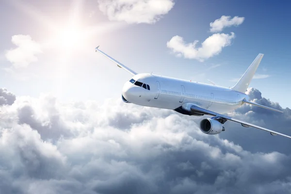 Avión en el cielo - Avión de pasajeros — Foto de Stock