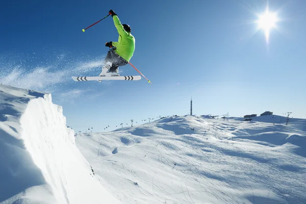 Esquiador nas altas montanhas — Fotografia de Stock