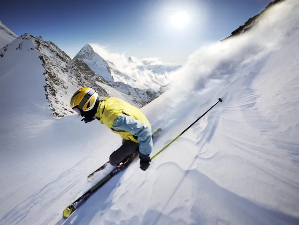 Esquiador em altas montanhas — Fotografia de Stock