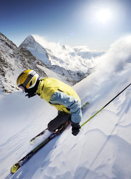 Skifahrer im Hochgebirge — Stockfoto