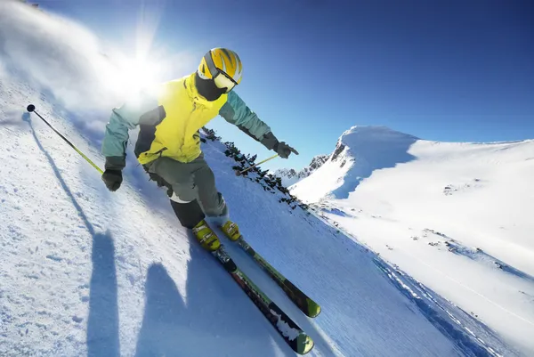 高山のスキーヤー — ストック写真