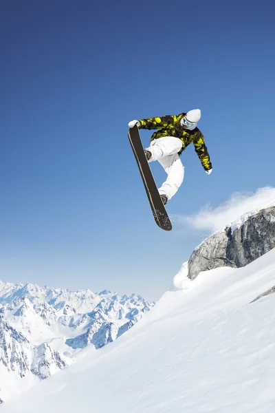 Snowboarder nas montanhas altas — Fotografia de Stock
