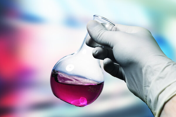 Химическая колба в руке
