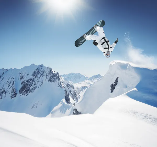 Snowboardista ve vysokých horách — Stock fotografie