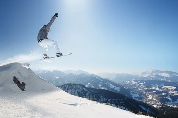 Snowboarder in de hoge bergen — Stockfoto