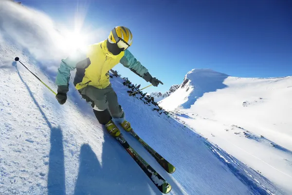 Skiër in hoge bergen — Stockfoto