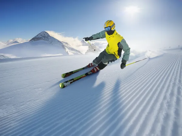 Sciatore in alta montagna — Foto Stock
