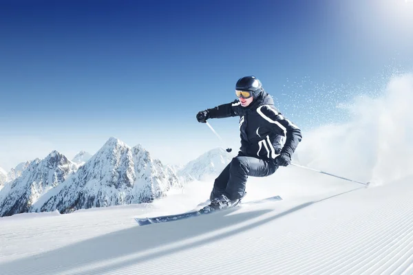 Skifahrer im Hochgebirge lizenzfreie Stockbilder