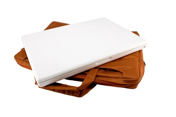 Помаранчева сумка та білий ноутбук — стокове фото