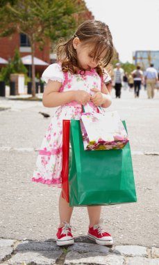 küçük kız alışveriş torbaları