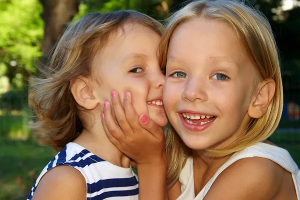 Två små systrar — Stockfoto