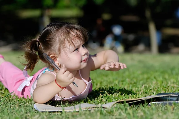 Klein meisje in het park — Stockfoto