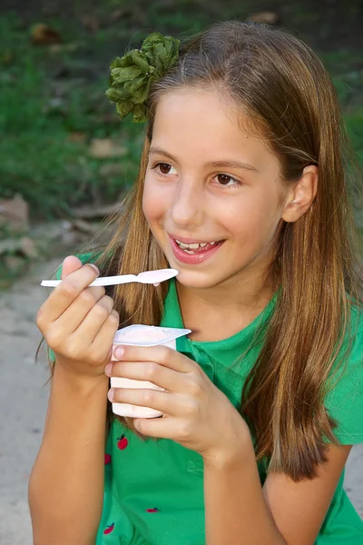 Menina come iogurte — Fotografia de Stock