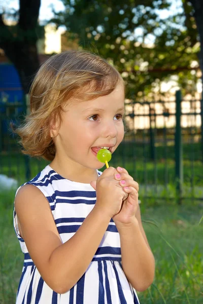 Dziewczyny lizanie cukierki — Zdjęcie stockowe