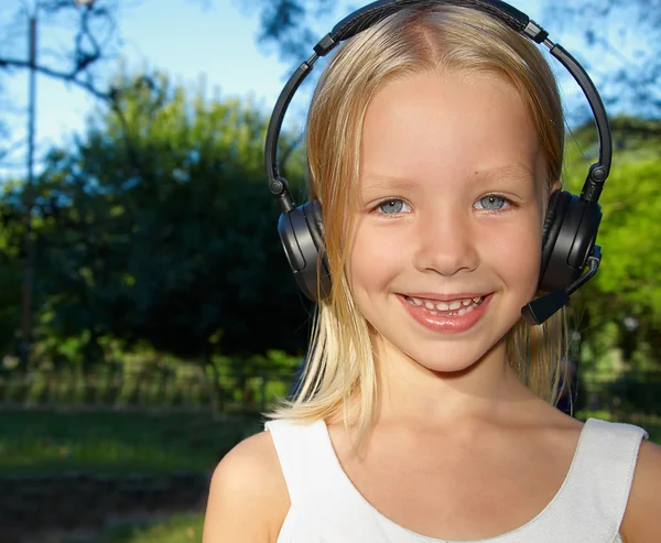Petite fille avec écouteurs — Photo