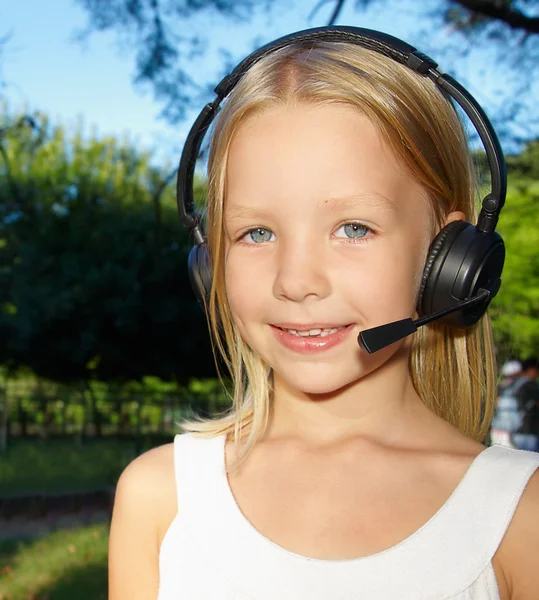 Liten flicka med hörlurar — Stockfoto