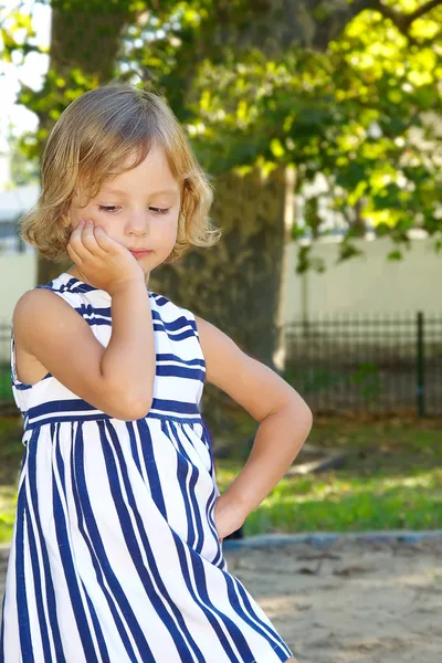 Güzel küçük bir kız parkta oynarken — Stok fotoğraf