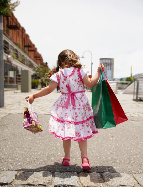 Κοριτσάκι με τσάντες αγορών — Φωτογραφία Αρχείου