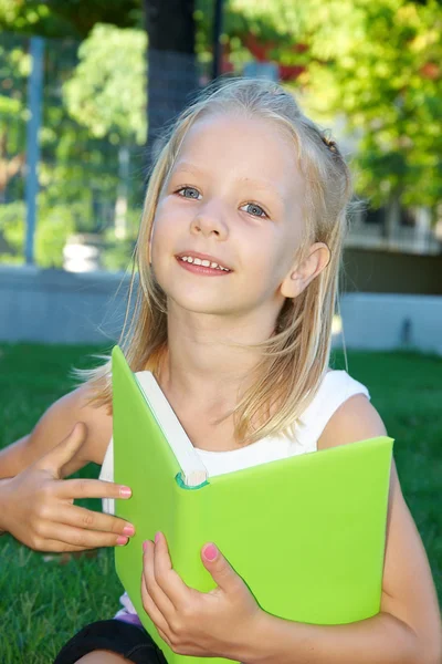 Μικρό κορίτσι ανάγνωση — Φωτογραφία Αρχείου