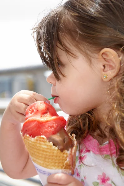Kız dondurma yiyor. — Stok fotoğraf