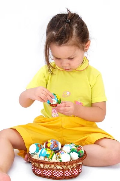 Little girl holding easter eggs — Stock Photo, Image