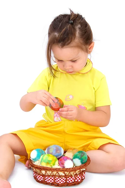 Niña sosteniendo huevos de Pascua — Foto de Stock