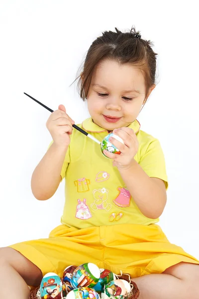 Девушка рисует пасхальное яйцо — стоковое фото